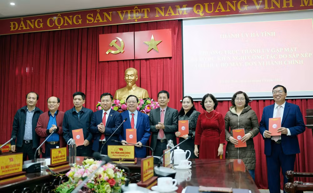 Nhiều đồng chí là cán bộ chủ chốt ở các đơn vị tại thành phố phố Hà Tĩnh đã chủ động xin nghỉ hưu trước tuổi.