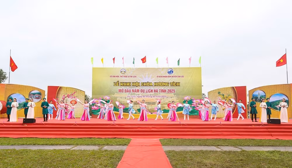 Chương trình biểu diễn nghệ thuật tại lễ khai hội chùa Hương Tích.