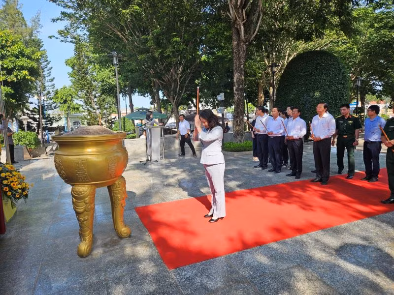 Phó Chủ tịch nước Võ Thị Ánh Xuân cùng Đoàn công tác Trung ương đã đến đặt vòng hoa, dâng hương viếng nữ Anh hùng Liệt sĩ Võ Thị Sáu tại huyện Đất Đỏ.