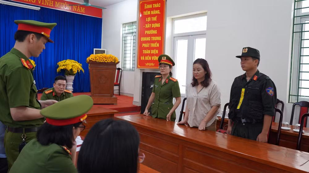 Cơ quan Cảnh sát Điều tra, Công an tỉnh Hà Giang thi hành lệnh bắt tạm giam đối với bà Nguyễn Lan Hương.