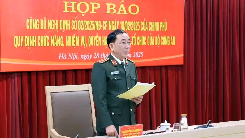 Thượng tướng Trần Quốc Tỏ phát biểu tại họp báo.