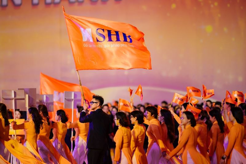 Cán bộ, nhân viên Ngân hàng SHB diễu hành trong Ngày hội văn hóa.