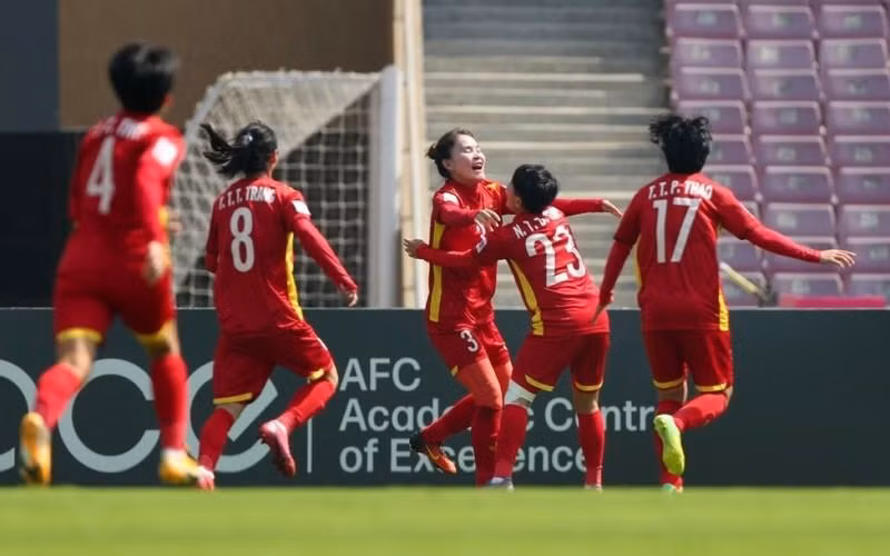 Các nữ cầu thủ vỡ òa niềm vui với bàn mở tỷ số trong trận gặp Đài Bắc (Trung Quốc) tại khuôn khổ vòng play-off World Cup 2023. (Ảnh: Getty/TTXVN)