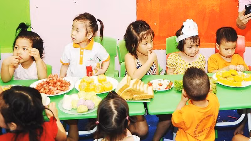 Cần bổ sung đầy đủ các nhóm chất dinh dưỡng trong bữa ăn để trẻ phát triển toàn diện. Ảnh: NAM HẢI