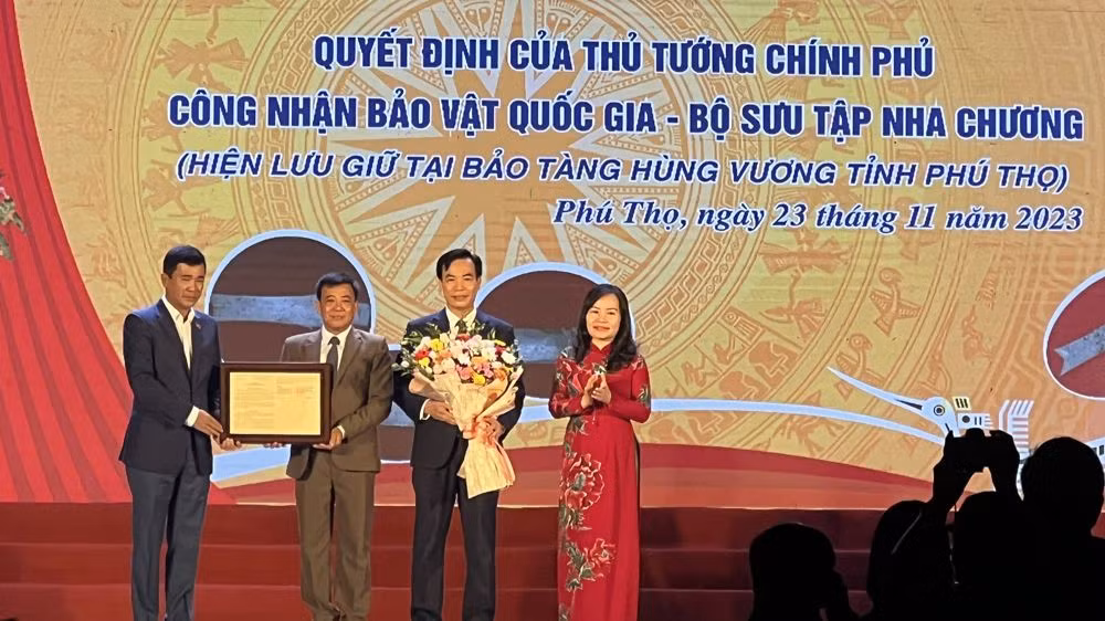 Lãnh đạo tỉnh Phú Thọ trao Quyết định công nhận "Bộ sưu tập Nha chương" là Bảo vật quốc gia.