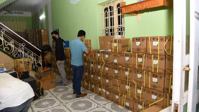 115 nghìn điếu thuốc lá điện tử chứa tinh dầu nhập lậu đang chờ bán ra thị trường.