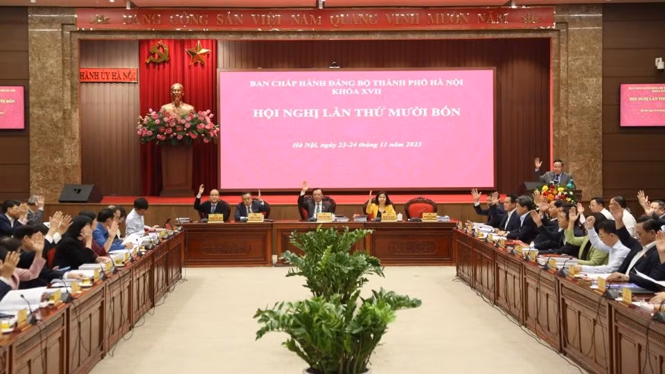 Các đại biểu biểu quyết thông qua chương trình hội nghị lần thứ 14, Ban Chấp hành Đảng bộ thành phố Hà Nội.