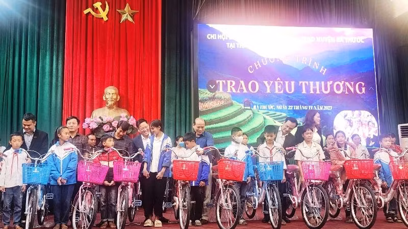 Các đại biểu cùng nhà tài trợ, tổ chức Hội Nhà báo trao tặng xe đạp cho học sinh huyện Bá Thước.