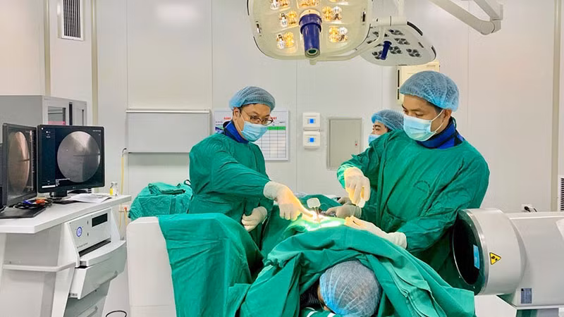 Các bác sĩ Bệnh viện đa khoa tỉnh Sơn La triển khai kỹ thuật “Bơm ciment tạo hình thân đốt sống qua da” do Bệnh viện Hữu nghị Việt Đức chuyển giao.