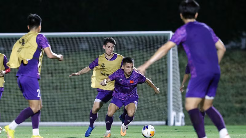 Đội tuyển U23 Việt Nam tập luyện tại Qatar chuẩn bị cho trận đấu với U23 Kuwait.