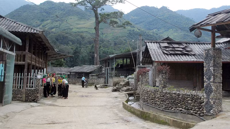 Đường nội bản, liên bản xã Ngọc Chiến, huyện Mường La, Sơn La được đổ bê-tông từ sự đóng góp của người dân.