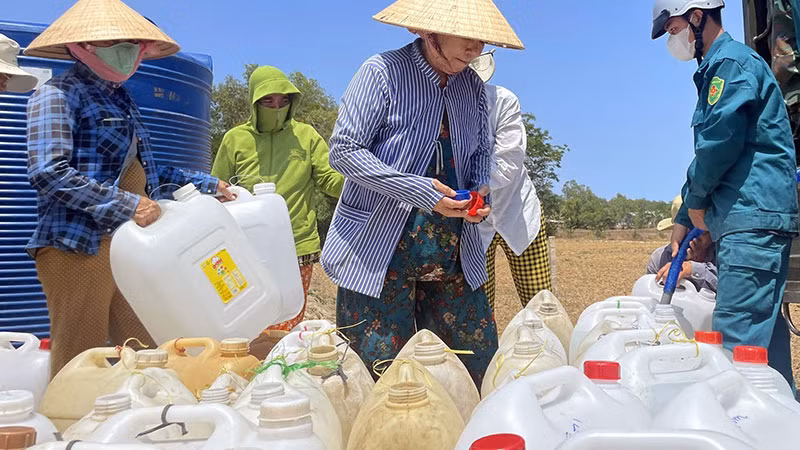 Vận chuyển nước ngọt hỗ trợ người dân huyện Cần Giuộc, Long An.