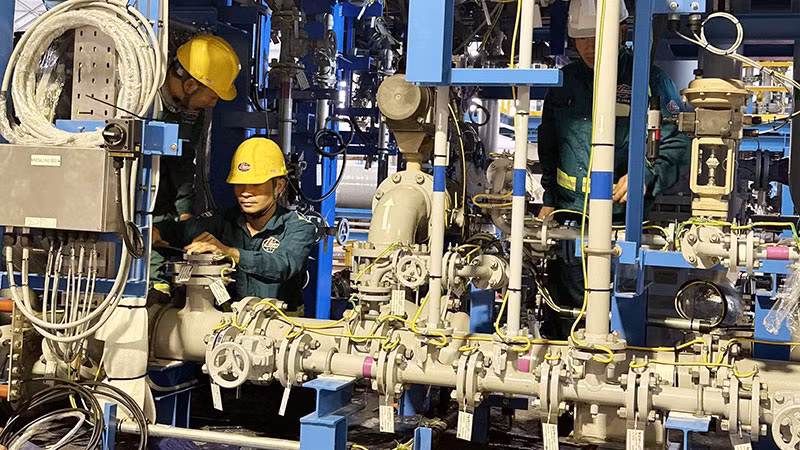 Thợ lắp máy LILAMA tổ hợp, căn chỉnh thiết bị của module điện phân hydro.