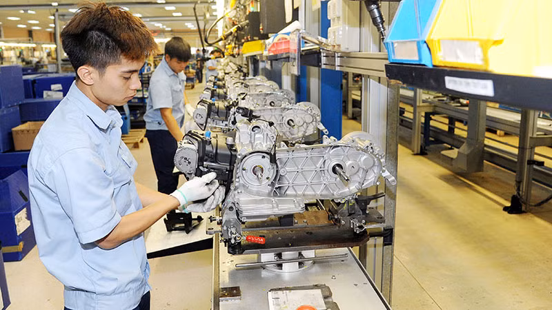 Dây chuyền sản xuất lắp ráp xe máy của Công ty TNHH Piaggio Việt Nam (Khu công nghiệp Bình Xuyên, tỉnh Vĩnh Phúc). (Ảnh TRẦN HẢI)