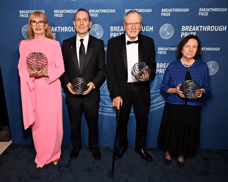 Các nhà khoa học PGS Svetlana Mojsov và GS Jens Juul Holst và GS Daniel J. Drucker (từ phải qua), Chủ nhân Giải Đặc biệt VinFuture dành cho Nhà khoa học nghiên cứu lĩnh vực mới 2023 - tiếp tục được vinh danh với Giải thưởng Breakthrough 2025. (Ảnh: photo by Michael Kovac/Getty Images for Breakthrough Prize)