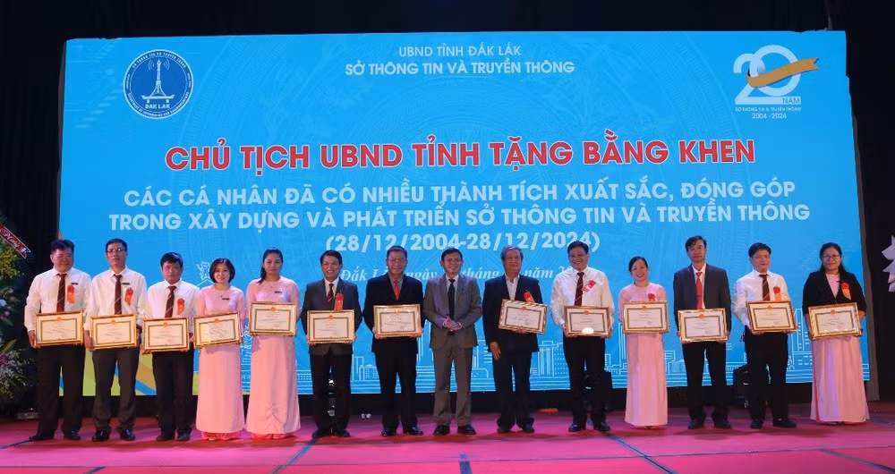 Các cá nhân nhận Bằng khen của Chủ tịch UBND tỉnh Đắk Lắk do có thành tích xuất sắc trong dịp Kỷ niệm 20 năm ngày thành lập Sở Thông tin và Truyền thông tỉnh Đắk Lắk.