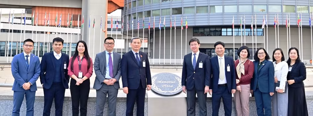 Chủ nhiệm Ủy ban Khoa học, Công nghệ và Môi trường của Quốc hội Lê Quang Huy, Thứ trưởng Bộ Khoa học và Công nghệ Bùi Hoàng Phương và Đoàn công tác tại Cộng hòa Áo. Chủ nhiệm Ủy ban Khoa học, Công nghệ và Môi trường của Quốc hội Lê Quang Huy, Thứ trưởng Bộ Khoa học và Công nghệ Bùi Hoàng Phương và Đoàn công tác tại Cộng hòa Áo.