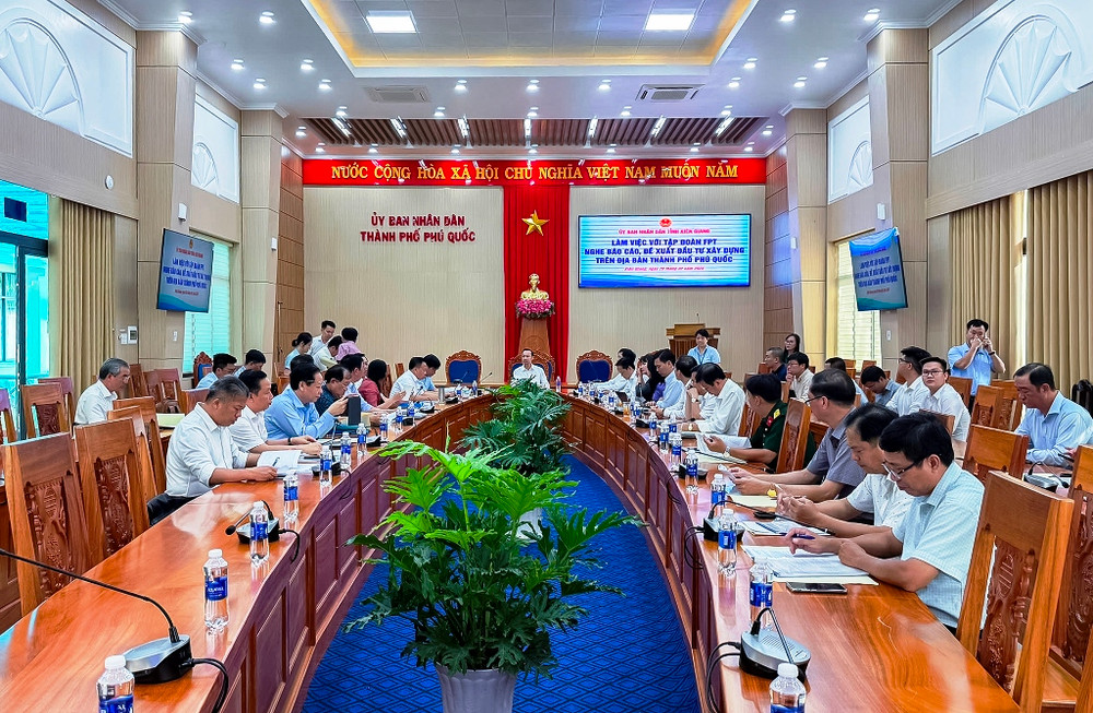 Lãnh đạo tỉnh Kiên Giang và lãnh đạo Tập đoàn FPT làm việc.