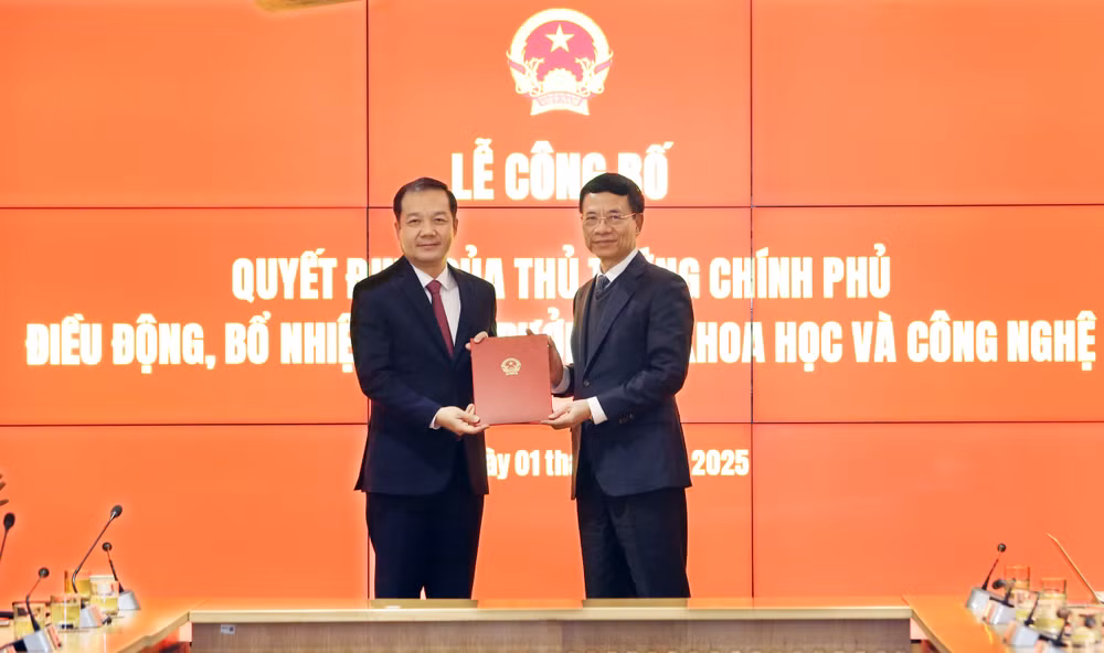 Bộ trưởng Nguyễn Mạnh Hùng trao quyết định điều động, bổ nhiệm cho Thứ trưởng Phạm Đức Long.