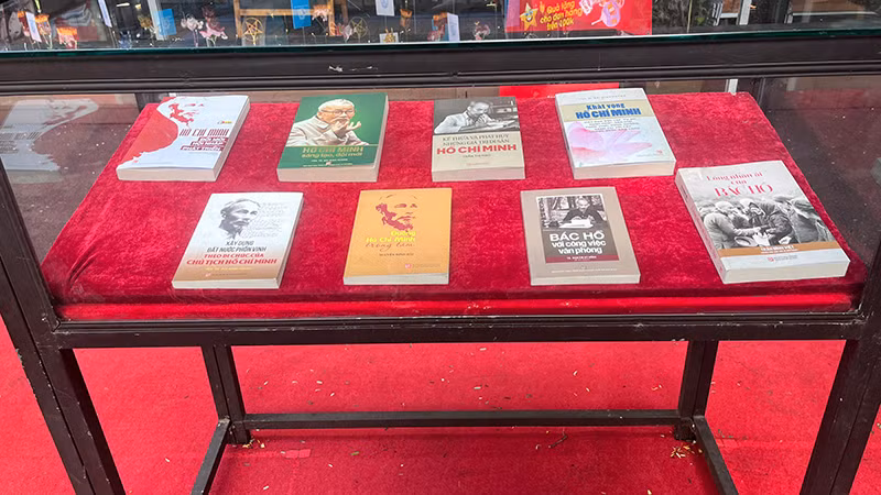 Nhiều tác phẩm về Chủ tịch Hồ Chí Minh được trưng bày tại Đường Sách Thành phố Hồ Chí Minh.