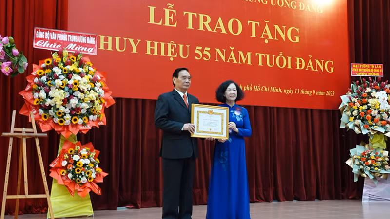 Đồng chí Trương Thị Mai, Thường trực Ban Bí thư, Trưởng Ban tổ chức Trung ương trao Huy hiệu 55 năm tuổi Đảng cho đồng chí Lê Hồng Anh.