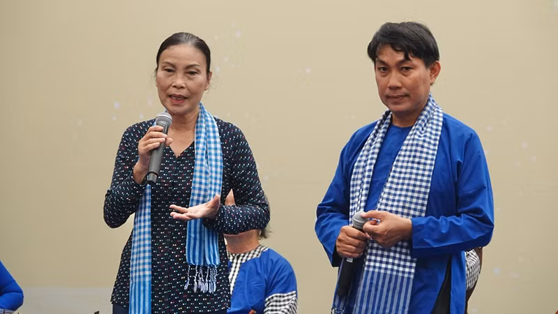 Tiến sĩ Mai Mỹ Duyên (bên trái) giới thiệu về quá trình hình thành nghệ thuật trình diễn Nam Bộ.