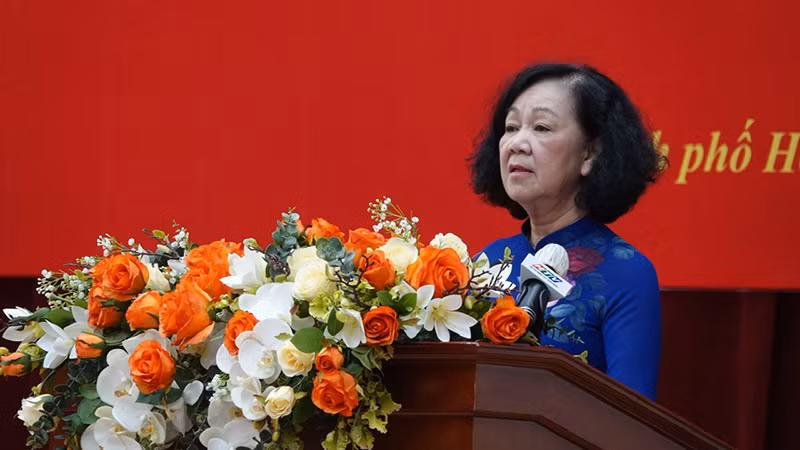 Đồng chí Trương Thị Mai, Thường trực Ban Bí thư, Trưởng Ban Tổ chức Trung ương phát biểu tại Lễ trao Huy hiệu.