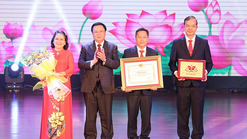 Đồng chí Nguyễn Xuân Thắng, Giám đốc Học viện Chính trị Quốc Gia Hồ Chí Minh, Chủ tịch Hội đồng Lý luận Trung ương trao Bằng công nhận cho lãnh đạo Học viện Cán bộ Thành phố.