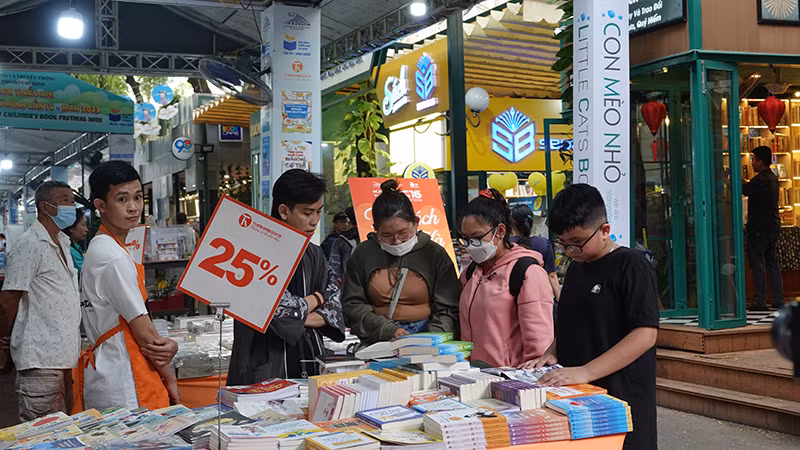 Nhiều em học sinh đến với Hội sách thiếu nhi 2023 tại Đường Sách Thành phố Hồ Chí Minh.