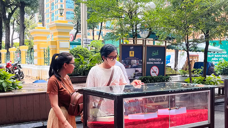 Người dân tham quan các tác phẩm trưng bày tại Đường sách Thành phố.