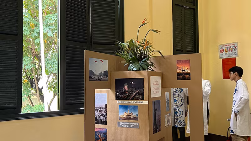 Du khách tham quan trụ sở Hội đồng nhân dân - Ủy ban nhân dân Thành phố Hồ Chí Minh.