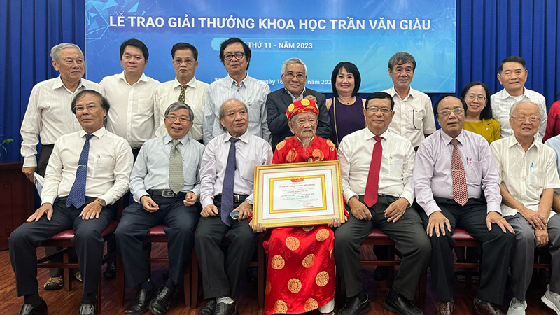 Nhà nghiên cứu Nguyễn Đình Tư chụp ảnh lưu niệm với các đại biểu tại buổi trao giải.