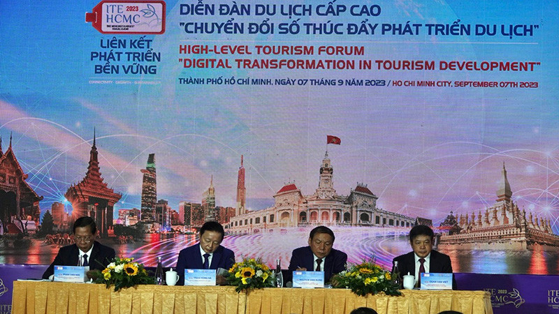 Các đại biểu chủ trì diễn đàn.