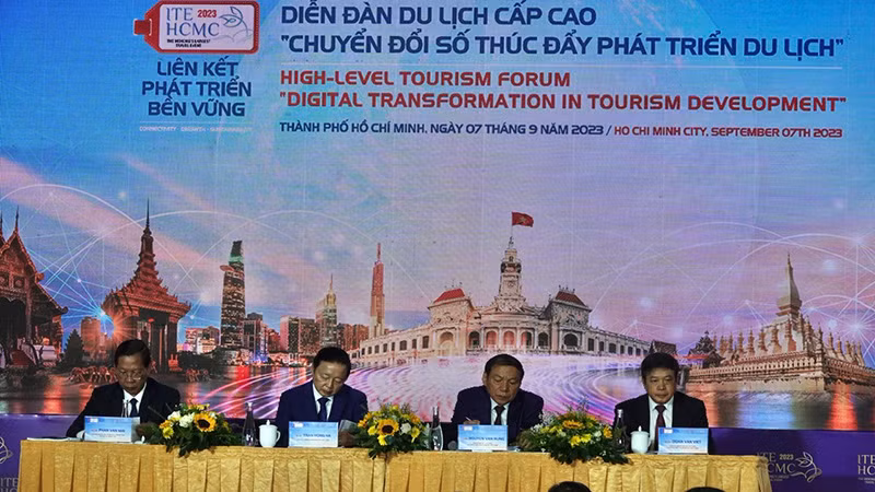 Các đại biểu chủ trì diễn đàn.