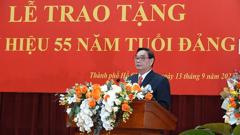 Đồng chí Lê Hồng Anh, nguyên Thường trực Ban Bí thư phát biểu tại Lễ trao Huy hiệu.