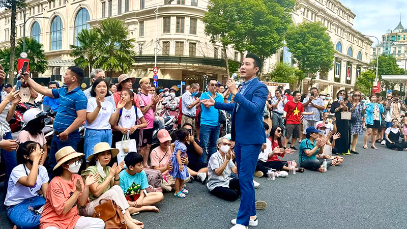 Ca sĩ Nguyễn Phi Hùng biểu diễn trong chương trình "Mùa thu và mãi mãi" sáng 2/9. (Ảnh: THỦY BÌNH)