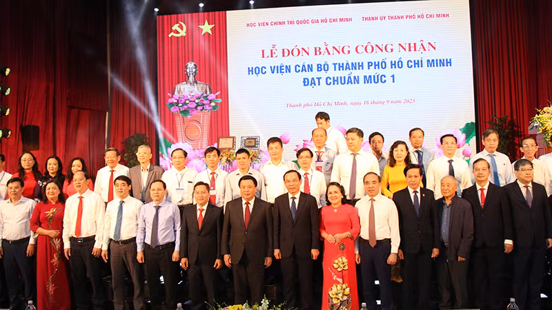 Các đại biểu chụp ảnh lưu niệm.