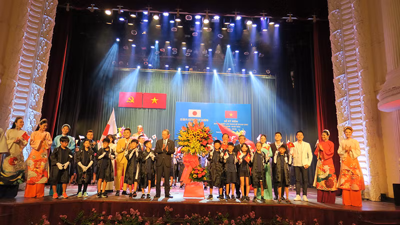 Đại biểu tặng hoa cho các nghệ sĩ biểu diễn trong chương trình.