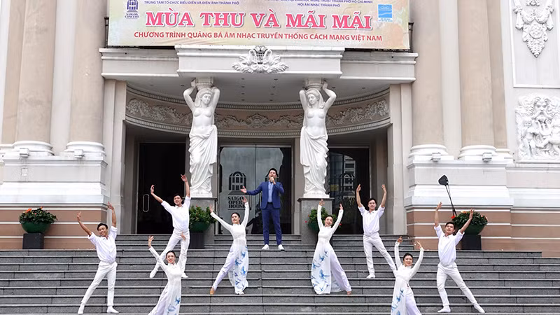 Một tiết mục trong chương trình "Mùa thu và mãi mãi" sáng 2/9. (Ảnh: THỦY BÌNH)