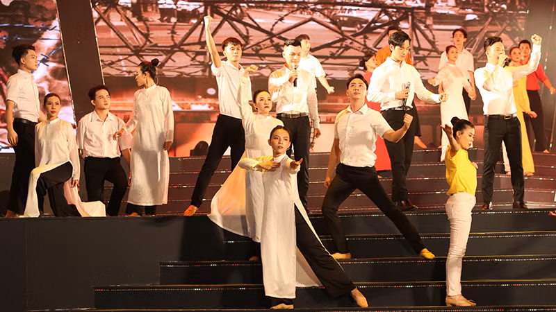 Tốp ca trình bày một tổ khúc trong chương trình. Tốp ca trình bày một tổ khúc trong chương trình.