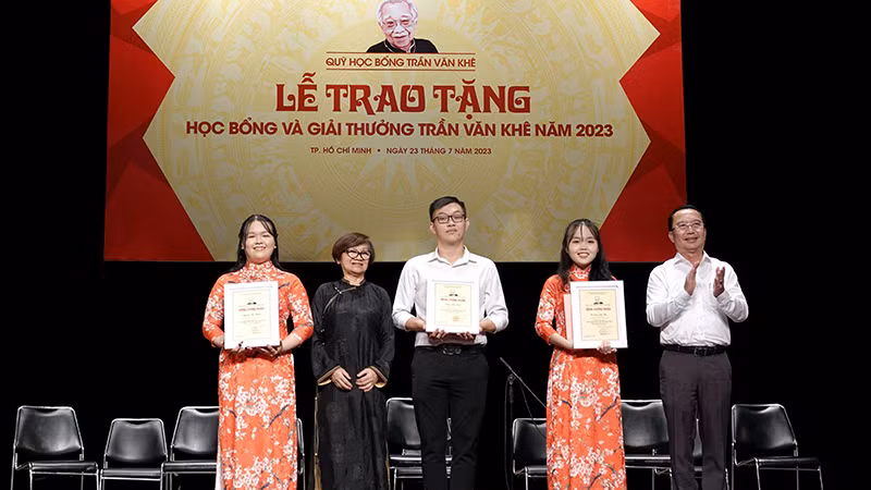 Trao học bổng Trần Văn Khê cho các học sinh, sinh viên (ảnh Thúy Bình).