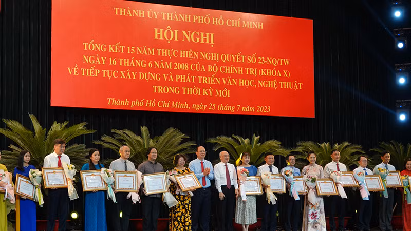 Tặng Bằng khen của Ban Thường vụ Thành ủy TP Hồ Chí Minh cho các tập thể có thành tích xuất sắc trong thực hiện Nghị quyết số 23.