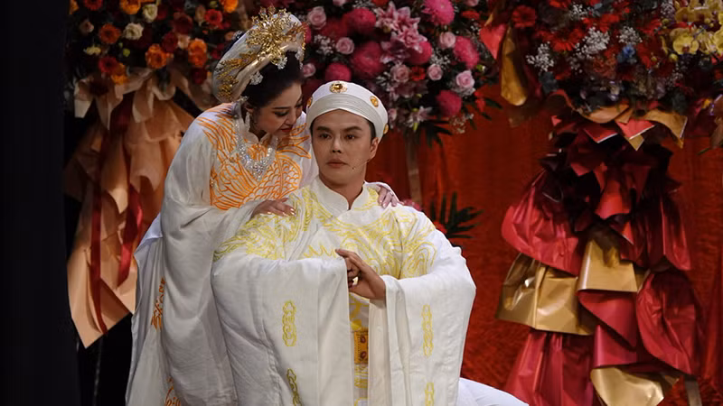 Nghệ sĩ Ưu tú Thoại Mỹ và nghệ sĩ Võ Minh Lâm biểu diễn trích đoạn vở Đêm trước ngày hoàng đạo (tác giả Võ Tử Uyên, đạo diễn Nghệ sĩ Ưu tú Hoa Hạ).