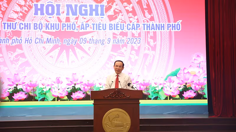 Đồng chí Nguyễn Văn Nên, Ủy viên Bộ Chính trị, Bí thư Thành ủy Thành phố Hồ Chí Minh phát biểu tại hội nghị biểu dương.