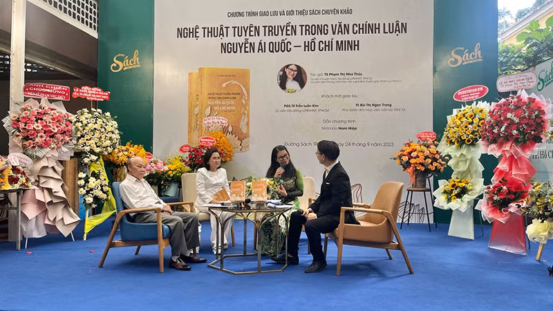 Tác giả Phạm Thị Như Thúy (thứ hai từ phải sang) cùng các diễn giả trong buổi giao lưu ra mắt sách.