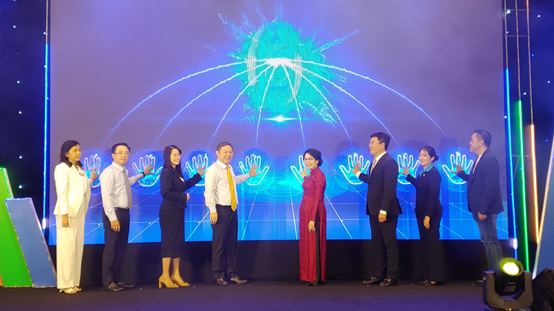 Các đại biểu thực hiện nghi thức khai mạc ngày hội.