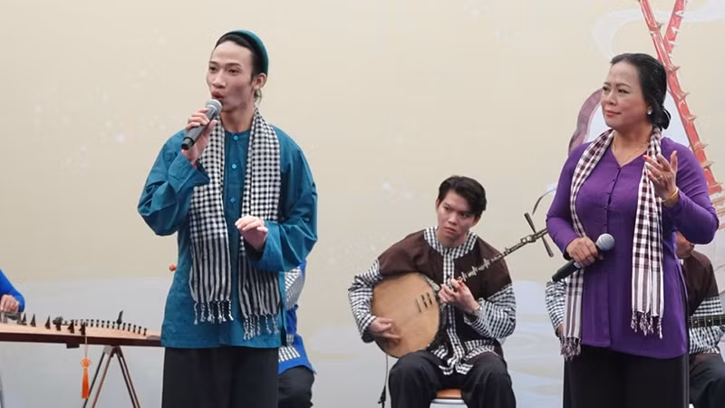 Các nghệ nhân trình bày tác phẩm Ngọc đời phương Nam, thể điệu Nam đảo (20 câu).