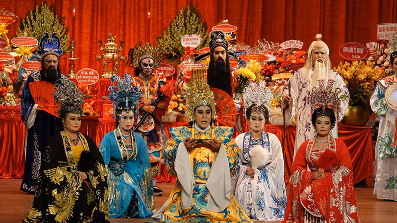 Các nghệ sĩ trình diễn nghi lễ dâng hương, thỉnh Tổ.