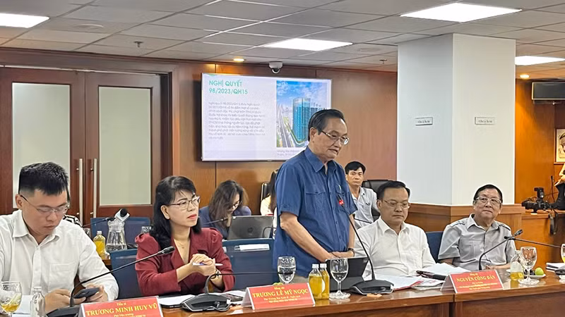 Tiến sĩ Trần Du Lịch phát biểu tại buổi tọa đàm.