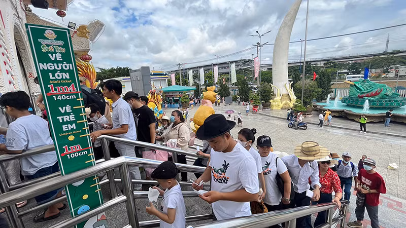 Du khách mua vé vào tham quan Khu Du lịch văn hóa Suối Tiên trong sáng nay.